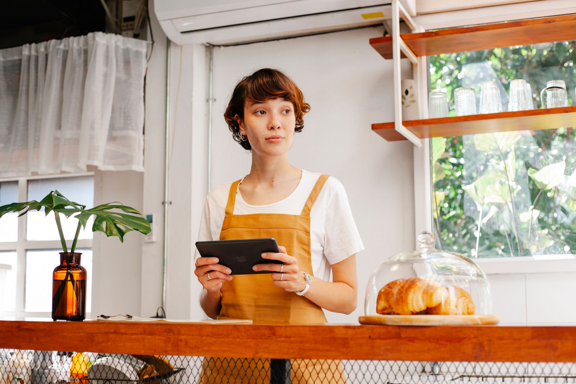 朝のベーカリーでタブレットを持つ店員の実写とREIKIのホームページUI自主制作デモを組み合わせた表紙。見出しは『会社案内で、終わらせない。』。